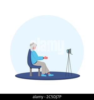 Senior Blogger, der neue Inhalte aufzeichnet. Reife Frau streamt vor der Kamera. Graue Haare weibliche Lehrerin haben ein Webinar. Vektorfarbe illustrat Stock Vektor