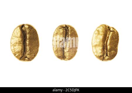 Goldene Kaffeebohnen isoliert auf weißem Hintergrund - Detail. Nahaufnahme einer goldenen Bohne Aroma schwarzen Koffein Getränk Zutat für Kaffee Getränk Stockfoto