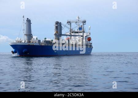 Ein großer Ölträger mitten im Meer Stockfoto