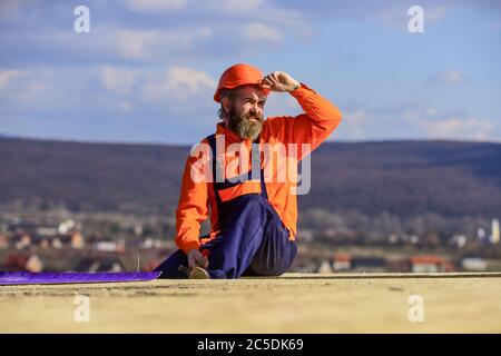 Man Dachfläche. Schätzen Sie den Materialbedarf für Projekte. Installation von Dachmaterialien Wärmedämmung. Professionelles Master Repair Dach. Einbau des Flachdachs. Dachdecker beim Bau eines neuen Dachs. Stockfoto