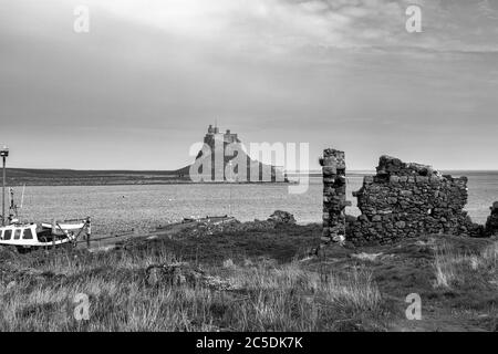 Das Schloss und der Hafen von The Common, Lindisfarne, Holy Island, Northumberland, England, Großbritannien. Schwarz-Weiß-Version Stockfoto