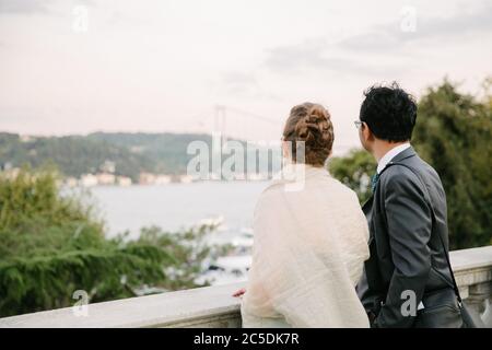 Paar beobachten die Aussicht. Beide blicken auf die Bosporus-Brücke. Stockfoto