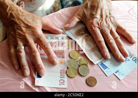 Bundestag entscheidet über Grundrente. Archivfoto: Ältere Frau, alte Frau, faltige Hände, zählt Geld, Banknoten, Rente, Rente, Rente Zahlung, Geld zusammen halten, sparen. Symbolisches Foto. Modell Freigegeben! Weltweit eingesetzt Stockfoto