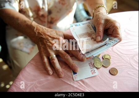 Bundestag entscheidet über Grundrente. Archivfoto: Ältere Frau, alte Frau, faltige Hände, zählt Geld, Banknoten, Rente, Rente, Rente Zahlung, Geld zusammen halten, sparen. Symbolisches Foto. Modell Freigegeben! Weltweit eingesetzt Stockfoto