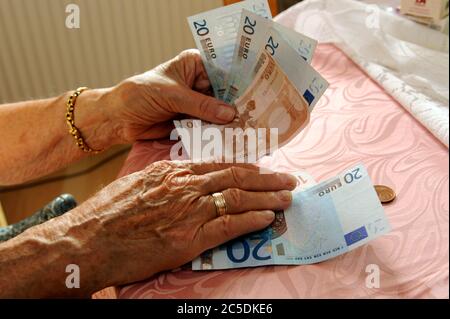 Bundestag entscheidet über Grundrente. Archivfoto: Ältere Frau, alte Frau, faltige Hände, zählt Geld, Banknoten, Rente, Rente, Rente Zahlung, Geld zusammen halten, sparen. Symbolisches Foto. Modell Freigegeben! Weltweit eingesetzt Stockfoto