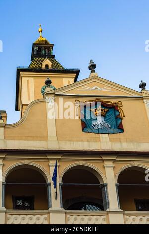 Die Fassade des Rathauses (Casa Sfatului) auf dem Ratsplatz. Brasov, Rumänien. Stockfoto