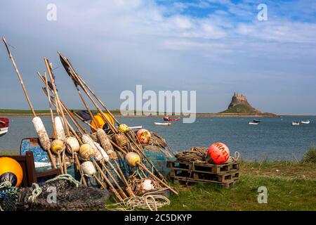 Das Schloss und der Hafen von The Common, Lindisfarne, Holy Island, Northumberland, England, Großbritannien Stockfoto