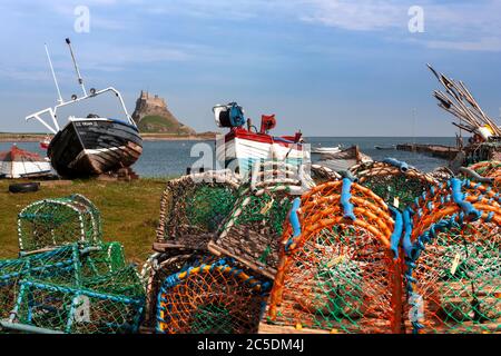 Das Schloss und der Hafen von The Common, Lindisfarne, Holy Island, Northumberland, England, Großbritannien Stockfoto