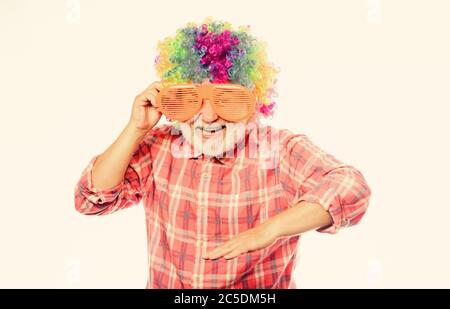 Viel Spaß. Lustiger Lebensstil. Spaß und Unterhaltung. Comic-Großvater-Konzept. Schöner Witz. Opa immer Spaß. Älterer Clown. Mann Senior bärtige fröhliche Person trägt bunte Perücke und Sonnenbrille. Stockfoto