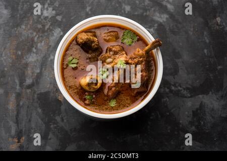 Online Food Delivery - Mutton ODER Gosht Masala ODER indischen Lamm rogan josh in einem Kunststoff-Container bereit für Pickup Stockfoto