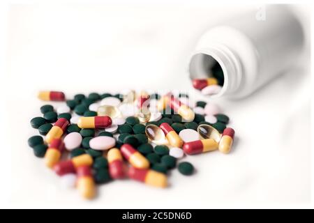 Bunte medizinische Pillen auf weißem Hintergrund isoliert. Globales Gesundheitskonzept. Antibiotikaresistenz. Stockfoto