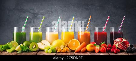 Panorama Food Hintergrund mit Auswahl an frischem Obst und Gemüse Säfte in Regenbogenfarben Stockfoto