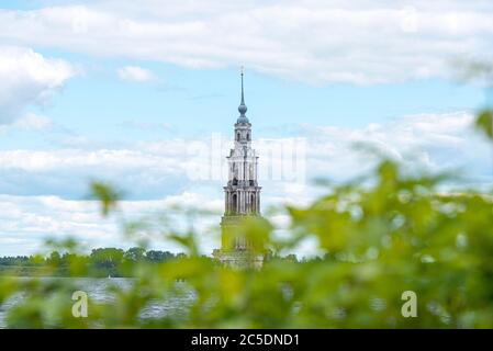 Kaljazin überschwemmter Glockenturm oder Glockenturm über Wolga ist ein Teil der überfluteten alten Kirche in der alten russischen Stadt Kaljazin in Russland Stockfoto