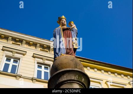 Madonna - Jungfrau Maria mit Jesus Christus, Alter Markt ( Stary targ ), Cieszyn, Schlesien, Polen, Mitteleuropa - Skulptur der religiösen Person Stockfoto