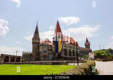 Burg Hunyad - Schloss Corvin in Hunedoara, Rumänien, 2020. Architektonisches Detail von außen. Stockfoto