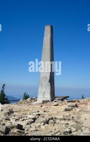 Lysa hora, Beskiden Berge ( Beskiden ), Tschechien / Tschechien, Mitteleuropa - Betonblock markiert den höchsten Punkt, den Gipfel des Berges. Stockfoto