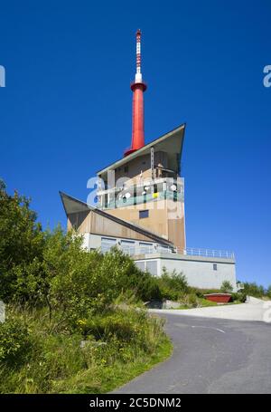 Lysa hora, Beskiden ( Beskiden ), Tschechien / Tschechien, Mitteleuropa - Sender- und Kommunikationsturm auf dem Gipfel des Hügels Stockfoto