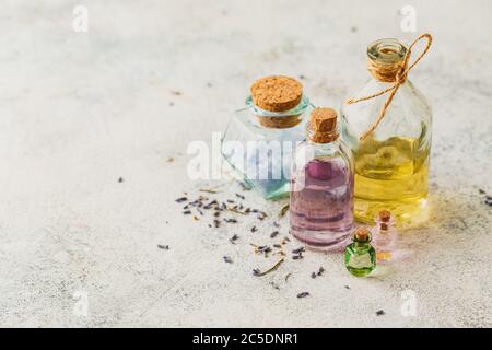 Aromatische Öle in Glasflaschen und trockener Lavendel. Konzept natürliche Ogranic Hautpflege Kosmetik. Stockfoto