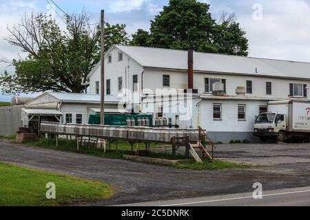 Bellville, PA, USA - 23. Mai 2013: Eine Fabrik, die Quark aus Milch produziert, die von nahe gelegenen Amish-Farmen in Milch im Kishacoquillas Valley, M, aufgenommen wurde Stockfoto