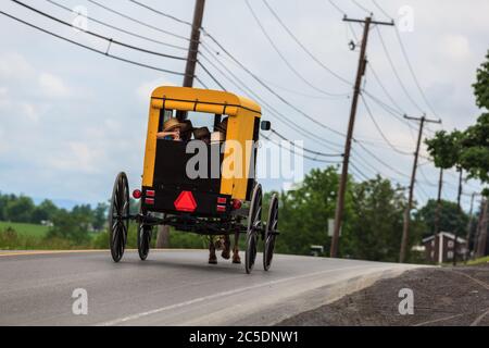 Bellville, PA, USA - 23. Mai 2012: Ein 'Yellow-Topper' Amish Buggy, der von einem Mitglied der Byler Amish im Kishacoquillas Valley benutzt wird. Stockfoto