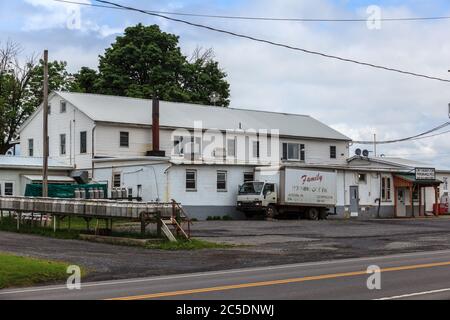 Bellville, PA, USA - 23. Mai 2013: Eine Fabrik, die Quark aus Milch produziert, die von nahe gelegenen Amish-Farmen in Milch im Kishacoquillas Valley, M, aufgenommen wurde Stockfoto