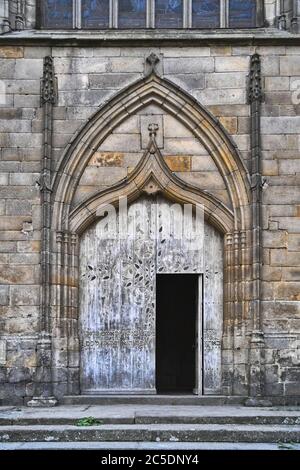 Portal der Kirche Saint Malo, Dinan, Bretagne, Frankreich, Europa. Eines der spätgotischen Portale mit hebräischer Schrift. Stockfoto