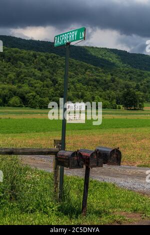 Belleville, PA, USA - 23. Mai 2013: Ein Schild mit frischer Butter zum Verkauf auf einer Amish Farm in der Raspberry Lane, einer Landstraße in der Nähe von Belleville in Kishacent Stockfoto