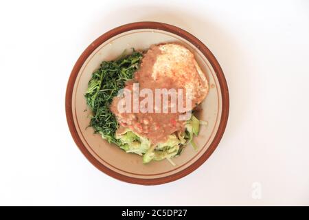 Nasi Pecel. Traditionelles javanesisches Reisgericht aus gedämpftem Reis mit Gemüsesalat, Erdnussdressing und Spiegelei. Stockfoto