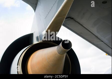 Detail des Düsenflugzeugs - Rückseite des Turbinenmotors des Flugzeugs. Stockfoto