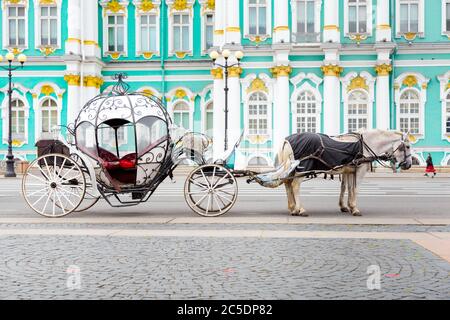 Die Mannschaft mit Pferden auf dem Hintergrund der Eremitage Museum in St. Petersburg ausgestattet.Generalplan. Stockfoto