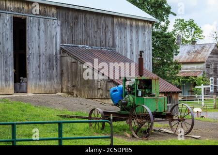 Bellville, PA, USA - 23. Mai 2013: Eine selbstgebaute Landmaschine mit Metallrädern, die von einem Amish-Bauern in der Nähe von Belleville im Kishacoquillas Valley, Miffl, verwendet wird Stockfoto