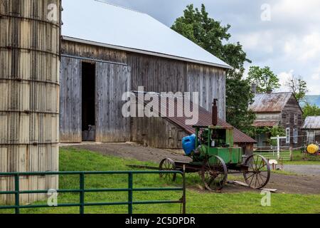 Bellville, PA, USA - 23. Mai 2013: Eine selbstgebaute Landmaschine mit Metallrädern, die von einem Amish-Bauern in der Nähe von Belleville im Kishacoquillas Valley, Miffl, verwendet wird Stockfoto