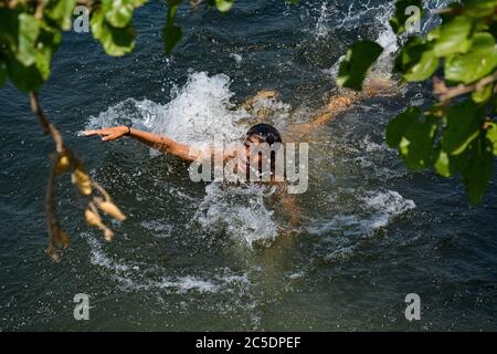 Srinagar, Indien. Juli 2020. Ein Kashmiri Junge kühlt sich in einem Strom, um die Hitze am heißen Sommertag in Srinagar zu schlagen.während Kashmir im Griff der heißen und feuchten Wetterbedingungen mit seiner Temperatur blieb hoch, erlebte Srinagar Stadt den heißesten Tag dieses Sommers mit Quecksilber berühren 33 Grad Celsius. (Foto von Musaib Mushtaq/Pacific Press) Quelle: Pacific Press Agency/Alamy Live News Stockfoto