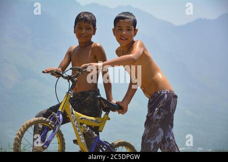 Srinagar, Indien. Juli 2020. Kashmiri Jungen posieren für ein Foto nach dem Baden in Dal Lake Srinagar, um die Hitze zu schlagen.während Kashmir im Griff von heißen und feuchten Wetterbedingungen mit seiner Temperatur Going High blieb, erlebte Srinagar Stadt den heißesten Tag dieses Sommers mit Quecksilber berühren 33 Grad Celsius. (Foto von Musaib Mushtaq/Pacific Press) Quelle: Pacific Press Agency/Alamy Live News Stockfoto