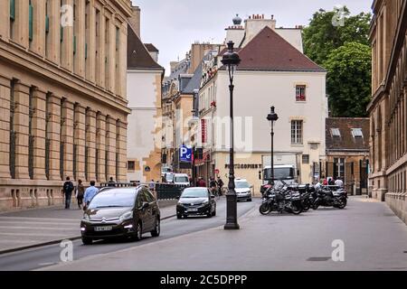 Paris, Frankreich - 18. Juni 2015: Eine schöne Straße mit Autos, Lampenpfosten und geparkten Motorroller Stockfoto