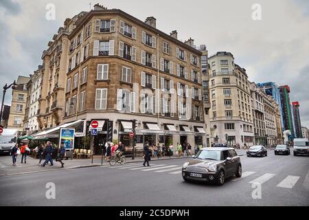 Paris, Frankreich - 18. Juni 2015: Transport auf Straßen der Stadt. Braunes Auto an der Kreuzung Stockfoto