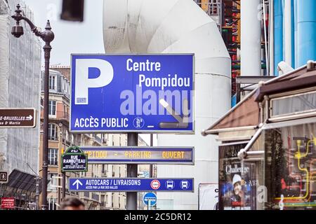 Paris, Frankreich - 18. Juni 2015: Straßenschild für Parkplätze am Centre Pompidou Stockfoto