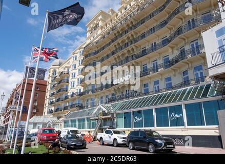 Brighton UK 2. Juli 2020 - Mitarbeiter des Grand Hotel in Brighton bereiten sich auf die Wiedereröffnung an dem, was als Super Samstag an diesem Wochenende am 4. Juli genannt wurde. Pubs, Restaurants, Hotels und Friseure gehören zu den Unternehmen, die in den meisten von England dieses Wochenende wieder öffnen können, da die Sperrungen gelockert werden : Credit Simon Dack / Alamy Live News Stockfoto