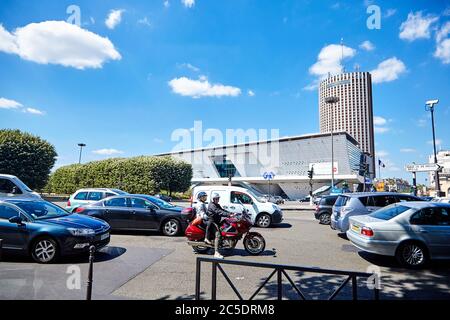 Paris, Frankreich - 19. Juni 2015: Stehender Transport auf der Stadtstraße. Motorrad und Autos Stockfoto