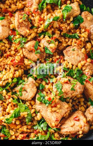Nahaufnahme von Bulgur mit Huhn und Gemüse. Traditionelle Gerichte im Nahen Osten und im Mittelmeerraum Stockfoto