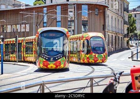 MONTPELLIER, FRANKREICH - 24. Juni 2015: Öffentliche Verkehrsmittel in der Stadt. Schöne mehrfarbige Straßenbahn Stockfoto
