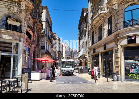 MONTPELLIER, FRANKREICH - 24. Juni 2015: Das Spezialauto reinigt die Stadtstraße. Kehrmaschine Stockfoto