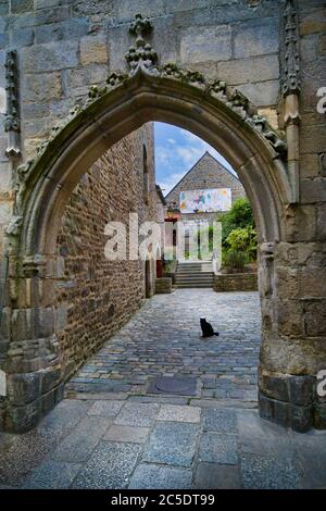 Rue de l'Horloge, Dinan, Bretagne, Frankreich. Gotisches Portal aus dem späten 14. Jahrhundert, das zum berühmten Uhrenturm führt. Stockfoto