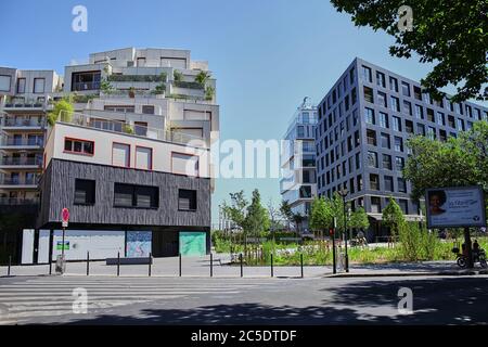 Paris, Frankreich - 28. Juni 2015: Eco-Quartier Clichy-Batignolles. Neue Moderne Architektur. Blauer Himmel. Sommer sonnigen Tag Stockfoto