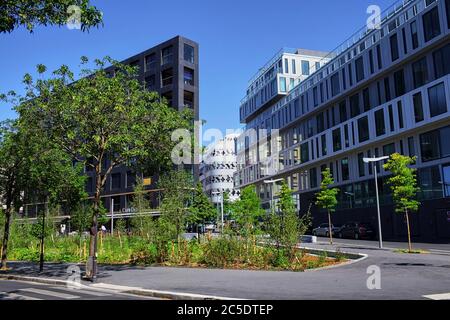 Paris, Frankreich - 28. Juni 2015: Eco-Quartier Clichy-Batignolles. Neue Moderne Architektur. Blauer Himmel. Sommer sonnigen Tag Stockfoto