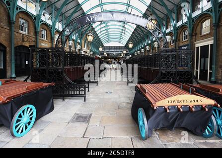 Apple Market Stände bleiben in Covent Garden, London, gesperrt, bevor die Aufhebung weiterer Sperrbeschränkungen in England, die am Samstag in Kraft treten. Stockfoto