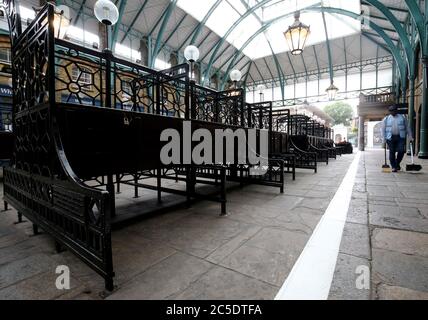 Apple Market Stände bleiben in Covent Garden, London, gesperrt, bevor die Aufhebung weiterer Sperrbeschränkungen in England, die am Samstag in Kraft treten. Stockfoto