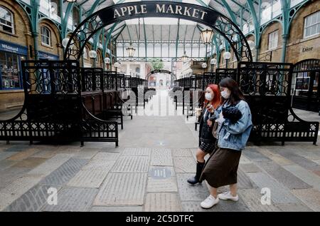 Apple Market Stände bleiben in Covent Garden, London, gesperrt, bevor die Aufhebung weiterer Sperrbeschränkungen in England, die am Samstag in Kraft treten. Stockfoto