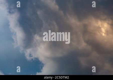 Dramatische Tageslicht Sturm Wolken Vollformat Panorama Hintergrund Stockfoto
