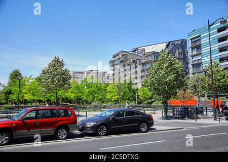Paris, Frankreich - 28. Juni 2015: Eco-Quartier Clichy-Batignolles. Neue Moderne Architektur. Park Martin Luther King. Geparkte Autos Stockfoto